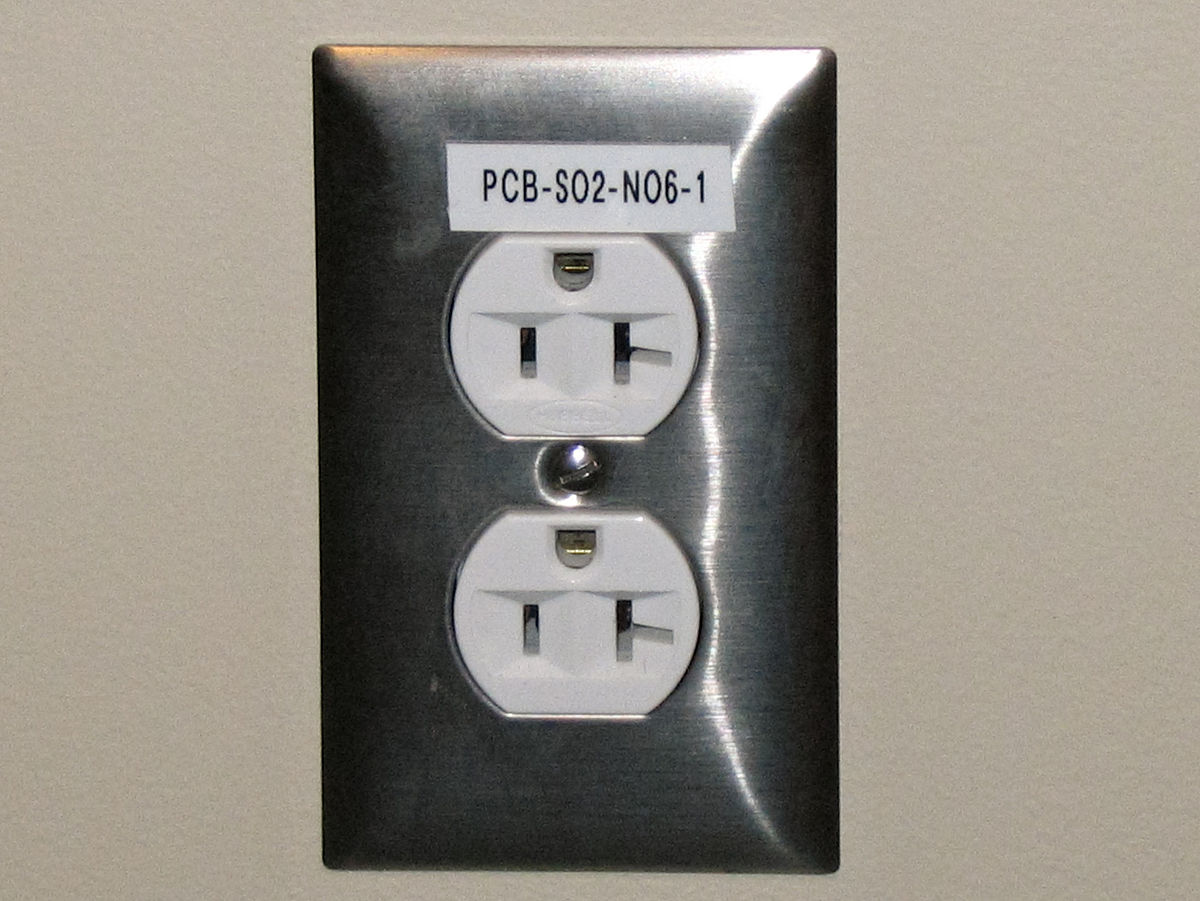 1200px-Electrical_outlet_with_label